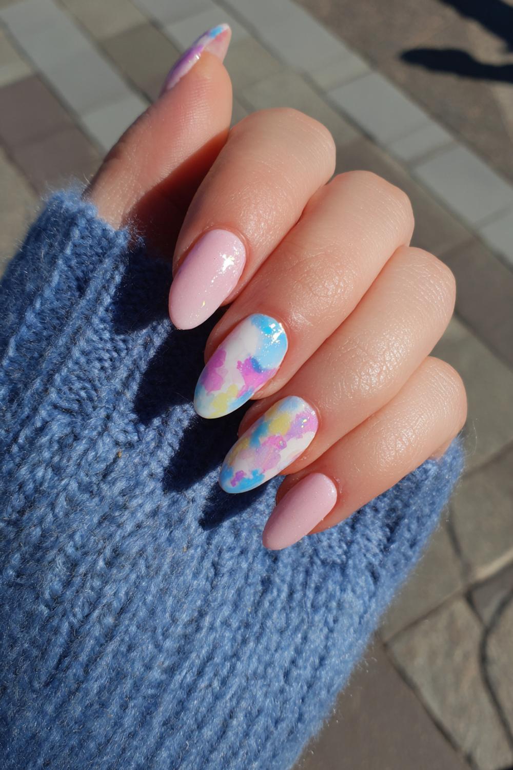 4. Spring nails met watercolor pastelwolkjes en glanslaag