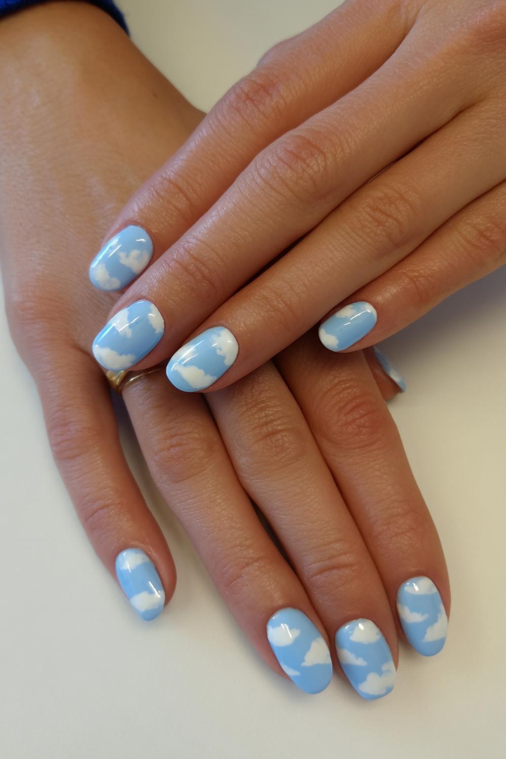 7. Spring nails met babyblauw en witte wolkenrand