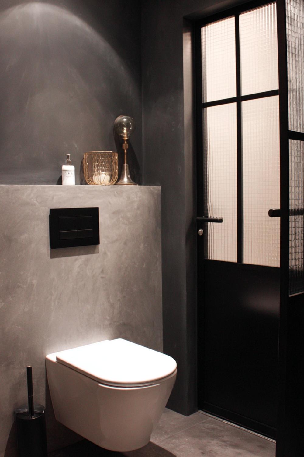 6. Toilet inspiratie met betonlook en industrieel zwart staal