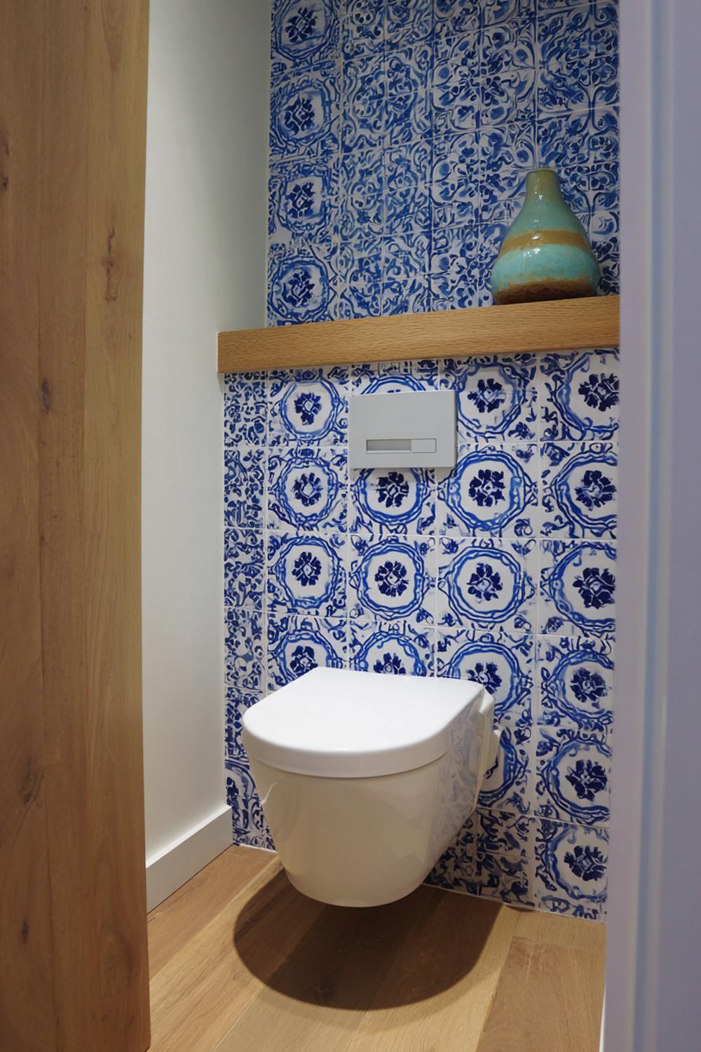 8. Toilet inspiratie met blauw-witte Portugese azulejo en houten plank