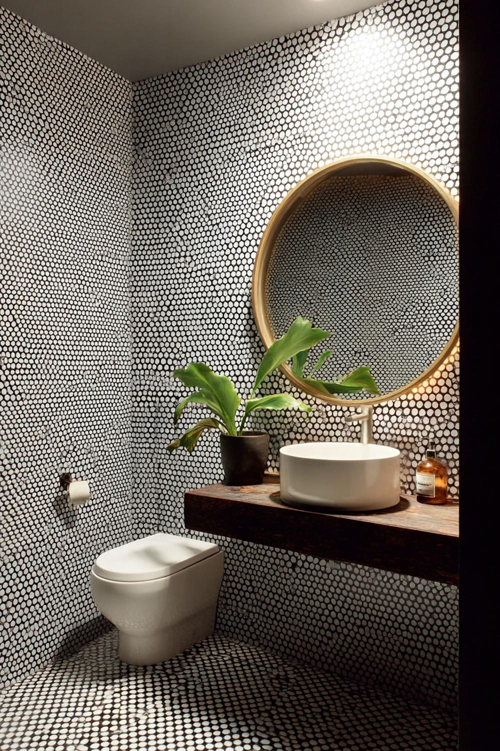 9. Toilet inspiratie met kleine mozaïektegels en ronde spiegelwand