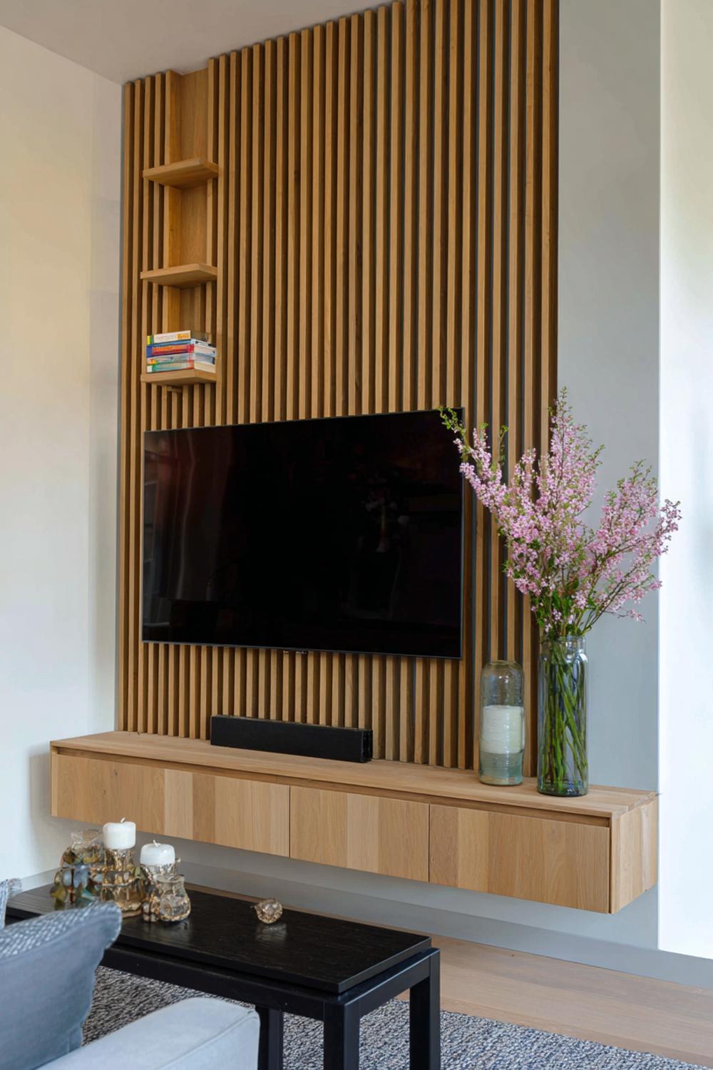 1. Tv wand ontwerp met verticale houten latten en zwevend meubel