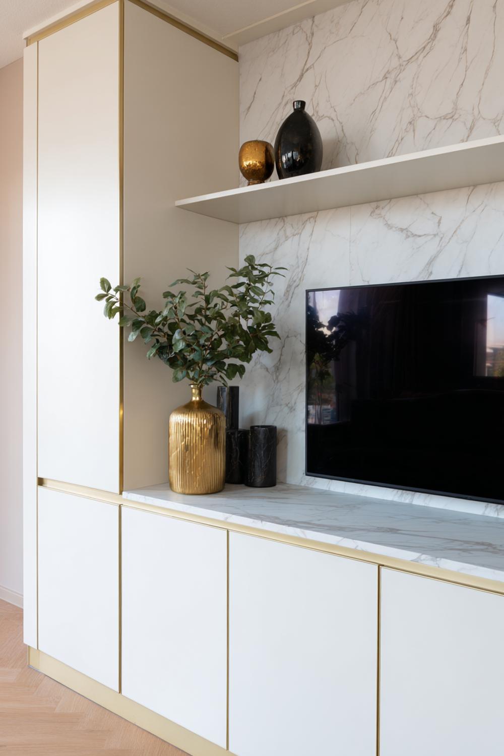 3. Tv wand ontwerp met marmerlook plaat en messing details