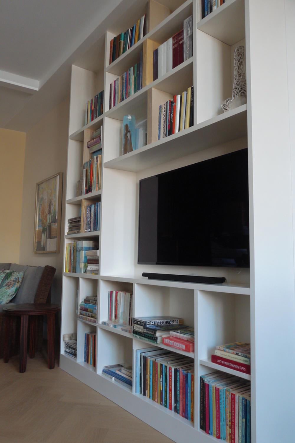 8. Tv wand ontwerp met open vakken en boeken in kleurverloop