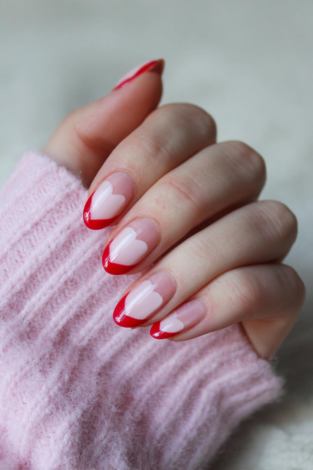 2. Valentines nails met rode French tips en glansrand