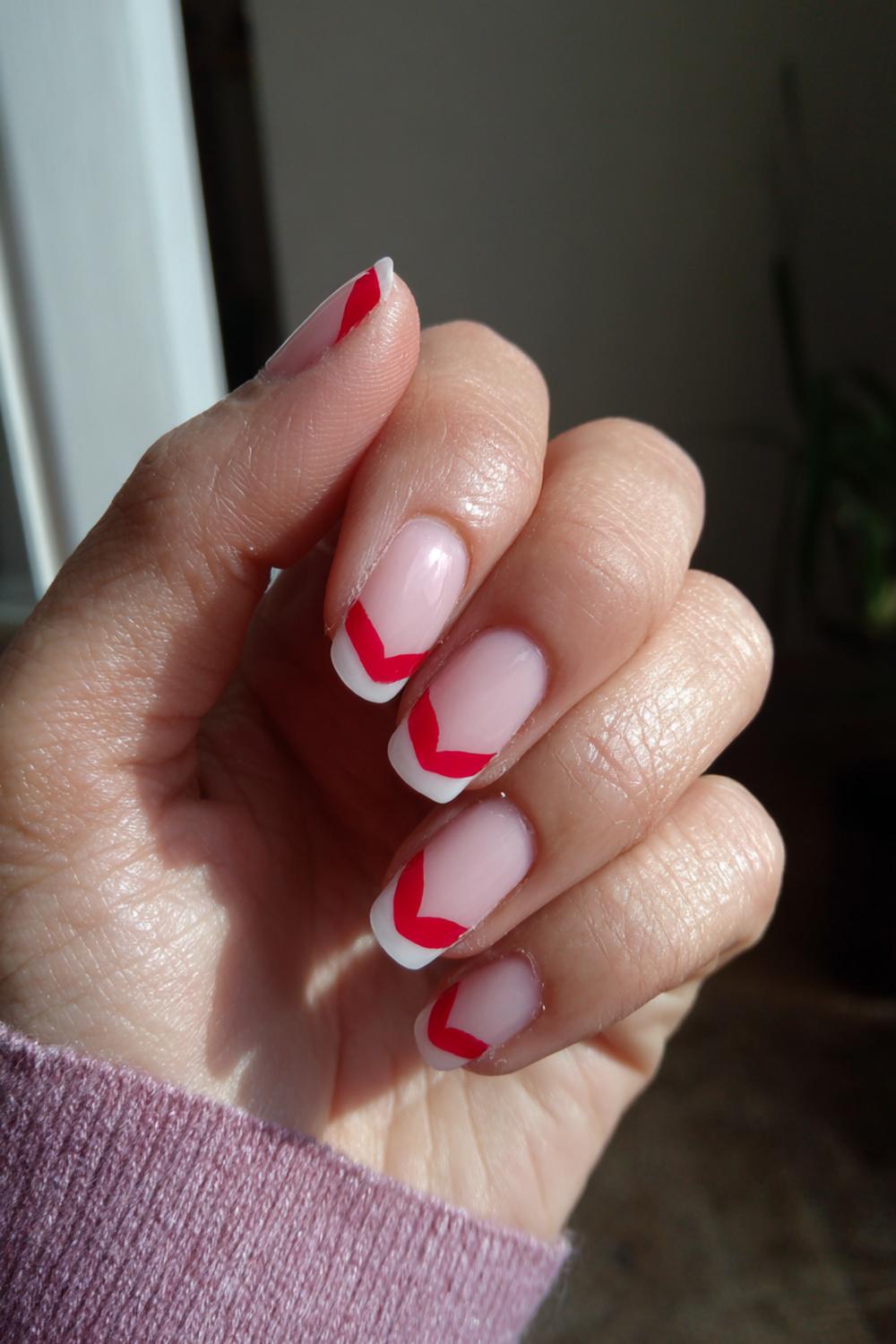 4. Valentines nails met witte basis en rode hart-outline