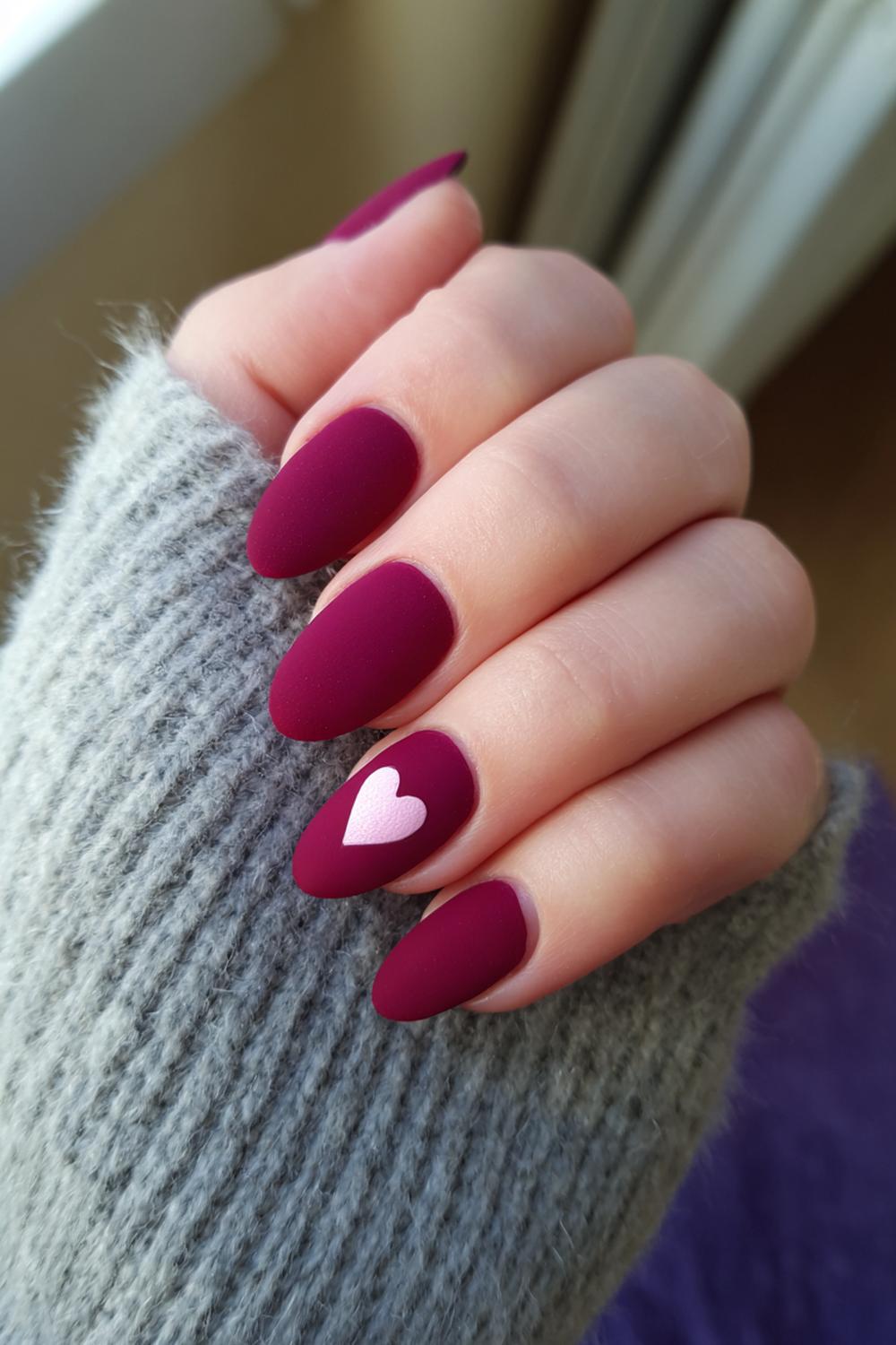 6. Valentines nails met mat bordeaux en glanzend hart