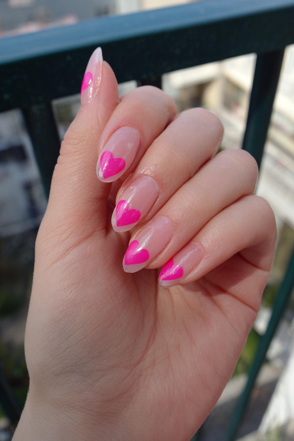 8. Valentines nails met transparante basis en zwevende hartjes
