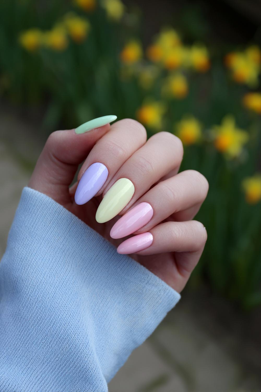 1. Wiosenne paznokcie in pastel ombre met glanzende topcoat