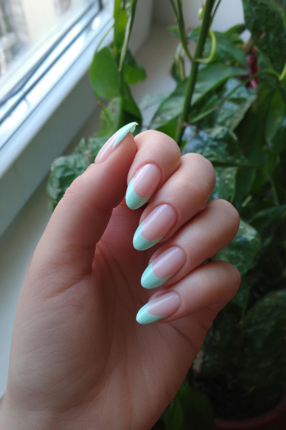 5. Wiosenne paznokcie met Franse tip in mint en crème