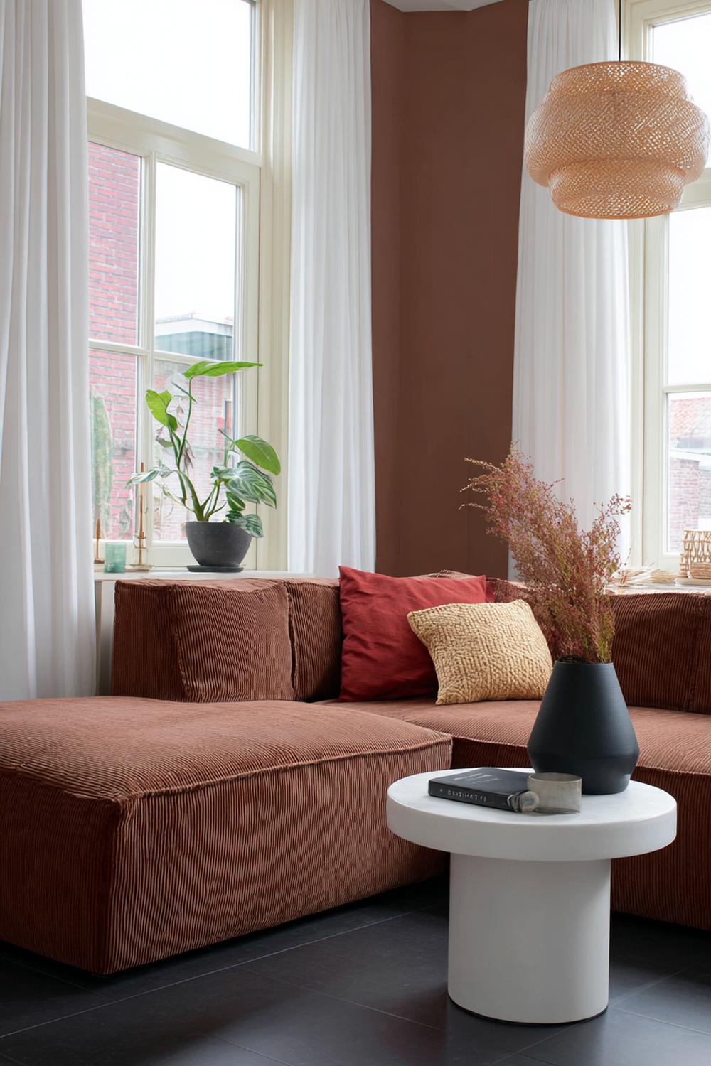 2. Woonkamer inspiratie met Japandi rust en lage zitlijnen