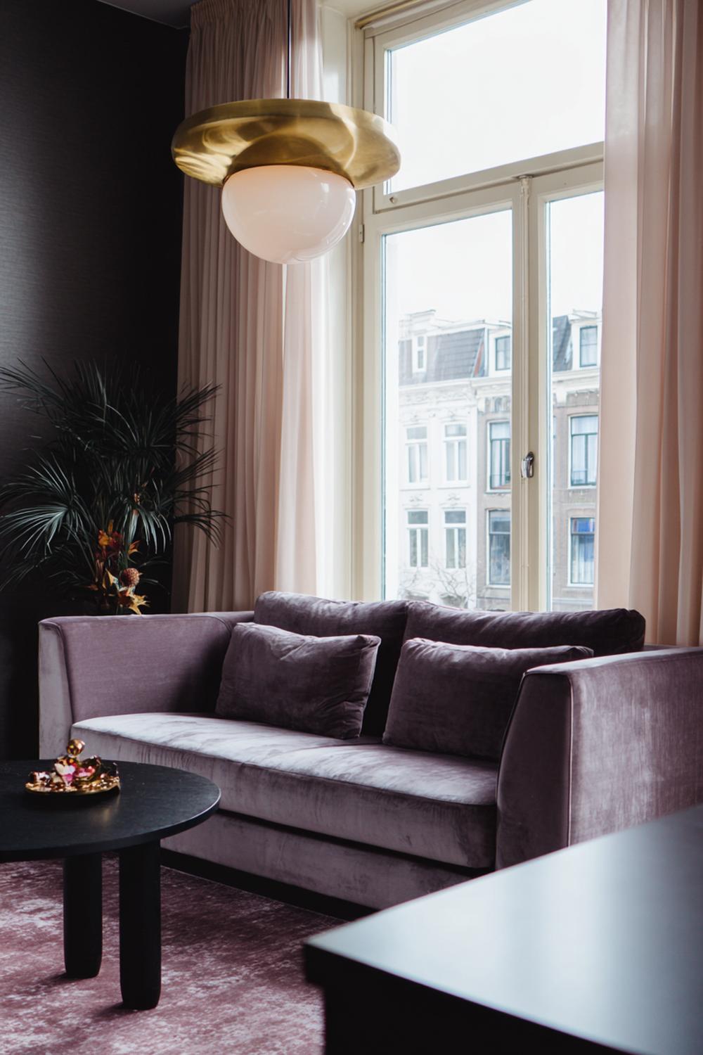 4. Woonkamer inspiratie met hotel chique fluweel en messing glans