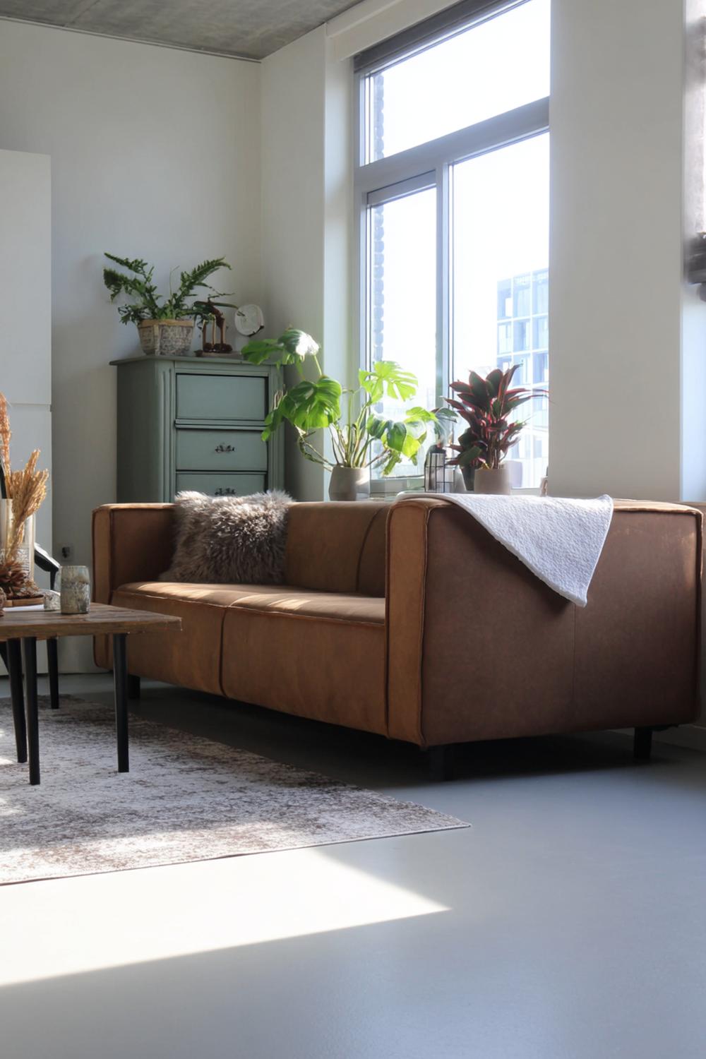 6. Woonkamer inspiratie met industrieel beton en leercontrast