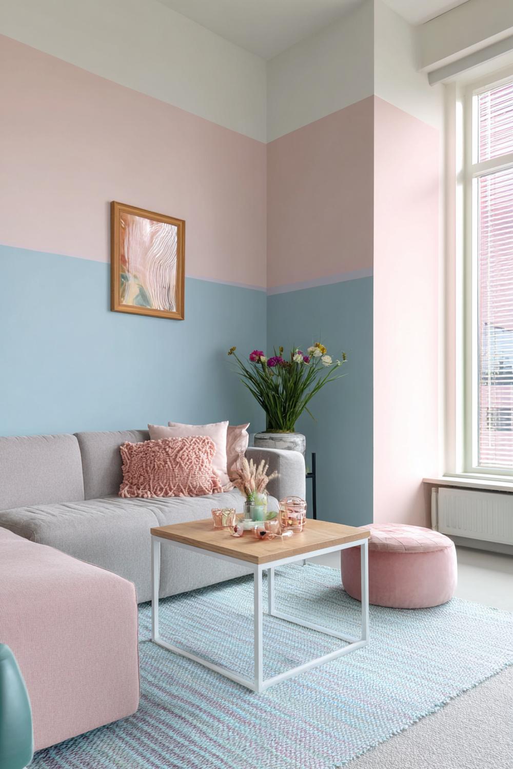 8. Woonkamer inspiratie met kleurblok muur en zachte pastels